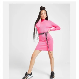 Supply & demand klänning - Figursydd rosa klänning med tygskärp, helt oanvänd, väldigt liten i storleken så kan även passa en 34