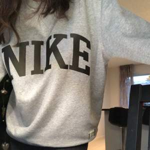 En äkta grå sweater från Nike! Bra skick och har ej används mycket:) I storlek S men passar XXS/XS/S/liten M, jag är XS:) BUDGIVNING SKER I KOMMENTARERNA!! 🚫Buda bara om du genuint vill köpa🚫