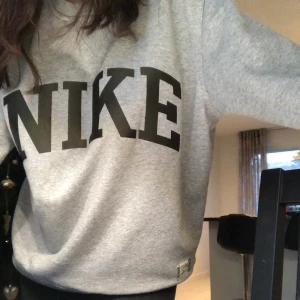 NIKE sweater - En äkta grå sweater från Nike! Bra skick och har ej används mycket:) I storlek S men passar XXS/XS/S/liten M, jag är XS:) BUDGIVNING SKER I KOMMENTARERNA!! 🚫Buda bara om du genuint vill köpa🚫