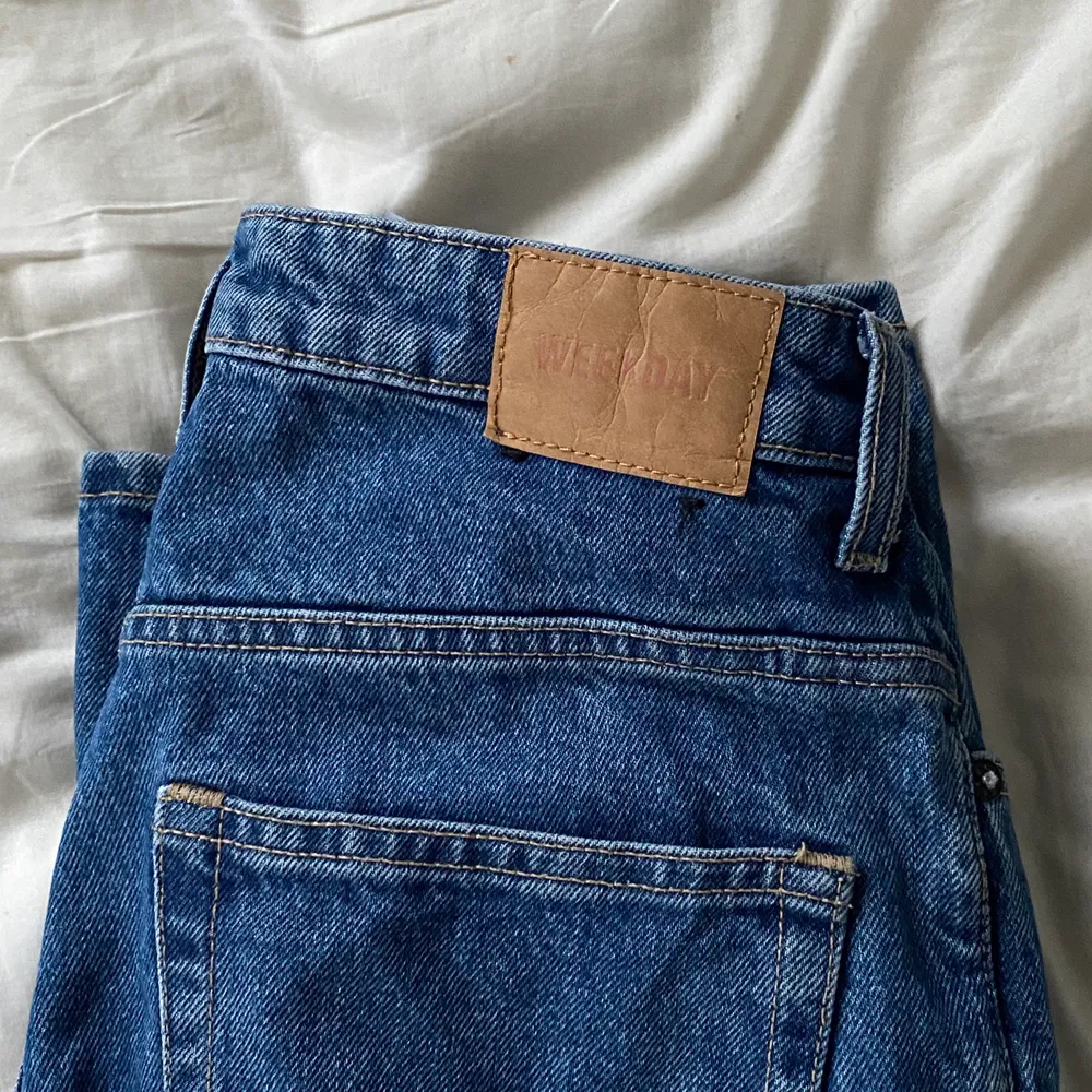raka jeans från weekday i storlek 27/32 som sitter precis lagom löst, bra skick! 330 kr och frakten är GRATIS <3 ej min bild. Jeans & Byxor.
