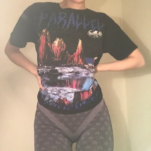 Street t-shirt - T-shirt med rymdmotiv och texten ”parallel universe”. Den e helsvart på baksidan. Jag har storlek S. PAXAD