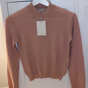 Topp  - Säljer denna ur söta tröjan från pull&bear! Säljer pågrund av att den inte är min stil längre och endast testad, lapp är kvar som man ser på bilden!🌸 perfekt till våren! Skriv för fler bilder 