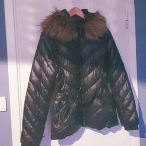 Vinterjacka ♡ - Nästan helt oanvänd vinterjacka ♡ bara använd runt 2 gånger ♡ (la upp denna efter min promotion och inser att jag måste ta mer en 50kr för denna eftersom den är i fint skick och kostade mycket när jag köpte ♡)