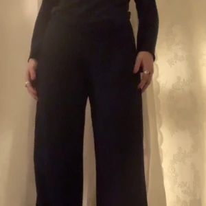 Weekday - Supersnygga marinblåa kostymbyxor från weekday. Lite för korta för mig som är 166 men det är framförallt pga att jag måste ha dem högre i midjan då de är lite för små. Byxorna är även lite stretchiga💖