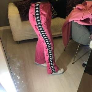 Kappa trackpants strl M - Jag säljer ett par sjukt snygga och coola rosa byxor som är i stort sett oanvända. Säljer de pga att de tyvärr inte kommit till någon användning. Köpta för 699kr men säljer för 150. Storlek Medium, men skulle säga att de passar dig som vanligtvis har Small. Betalning sker via swish. Pris kan diskuteras❤️