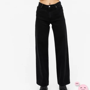 Svarta vida monki jeans - Hyfsat använda men inte alls slitna har dock en liten fläck som inte går bort i tvätten (de sista bilden) 