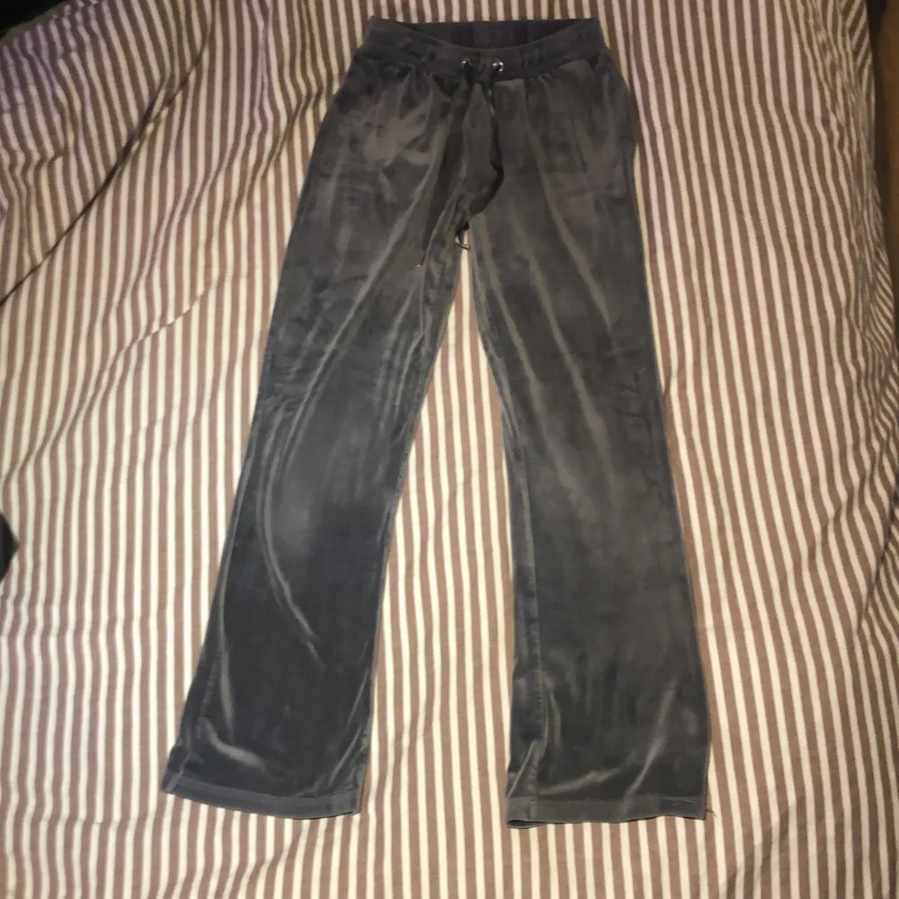 Fina Gina tricot mörkgråa mjukisbykor, i storlek xs, jag säljer dem för jag inte passar i längden. Det är bra kvalité och knappt använda. Originalpris: 229kr. Jeans & Byxor.