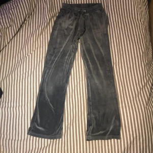 Gina tricot mörkgråa Cecilia velour trousers storlek xs - Fina Gina tricot mörkgråa mjukisbykor, i storlek xs, jag säljer dem för jag inte passar i längden. Det är bra kvalité och knappt använda. Originalpris: 229kr