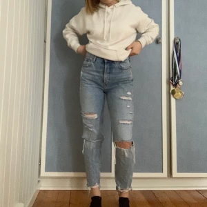 Trendiga jeans - Trendiga och snygga jeans med diskreta hål på🌸 Det tar emot att sälja dehär jeansen då jag har varit väldigt nöjd med dessa! Säljer eftersom att jag inte använder de lika mycket längre. Jag köpte jeansen för drygt ett år sedan för 350 kr och har använt de men inte överdrivet mycket. De sitter åt fint över rumpan men är ändå inte för tighta🌟 Pris för dessa blir 200 kr🌸✨