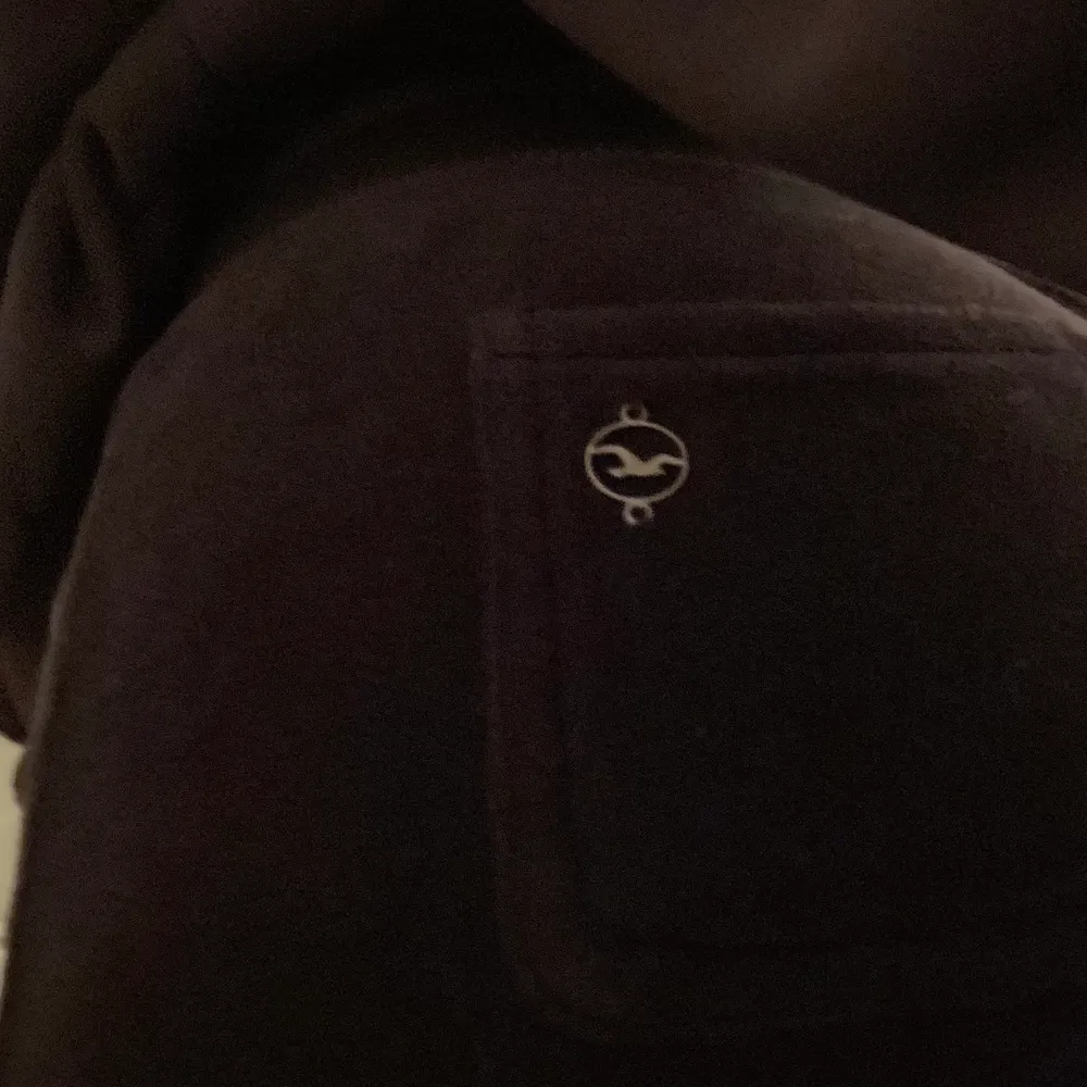 Mysbyxor i velour från Hollister i storlek S, passar även XS🤍 En ficka där bak och snören du kan knyta i midjan🦋 100 kr + frakt!. Jeans & Byxor.