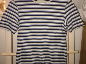 Flerfärgad randig tshirt  - Andlig tshirt som jag tycker ser lite ut som tagen från en 70-tals film. Väldigt fin, mjuk och skön.