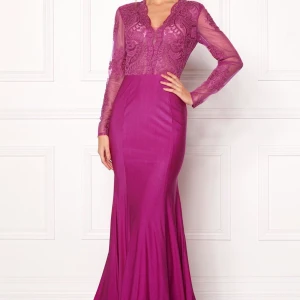 Balklänning st 38/40 - Balklänning i stark rosa färg. Nederdelen är stretchig och toppen är i spets. Bältet ingår inte. Helt ny! Kostar 3499:- ny