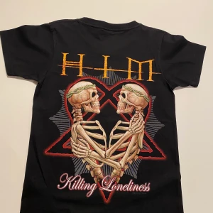 Rare H.I.M band tshirt :) - SÄLJER denna (GOTHIC) tshirt i perfekt skick! passar mer som Medium oversized, perfekt för tjejer och killar som e under 1.80 :) Kör budgivning!!! Bud gårna på kommenterna eller privat. (BUD LIGGER PÅ:80kr)