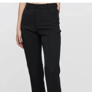 Kostymbyxor från bikbok - skitsnygga kostymbyxor från bikbok, andvända 1 gång! st 38💓💓💓 köpte nya på bikbok för 399 kr💜💜💜