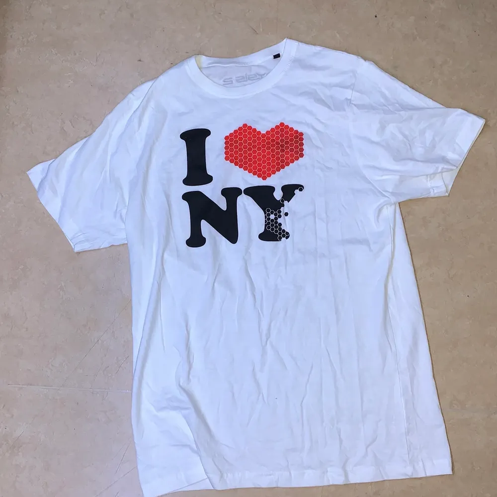 Säljer en helt oanvänd i ❤️ NY T-shirt, väldigt bekväm att ha på sig och är perfekt för att ha hemma eller att sova i, finns på gröna linjen, tar emot Swish & kontanter :). T-shirts.