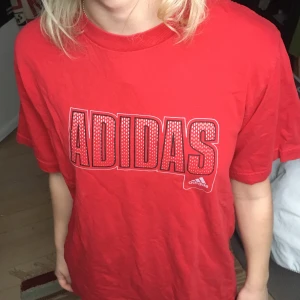 Adidas t-shirt - Köpt vintage och trycket är i fint skick. Kan croppas men skulle säga att den passar de flesta storlekar