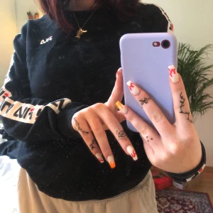 Fila sweatshirt  - Riktigt fin FILA sweatshirt som använts 1-2 ggr oxh sedan tyvärr inte kommit till användning. Passar Xs/S 