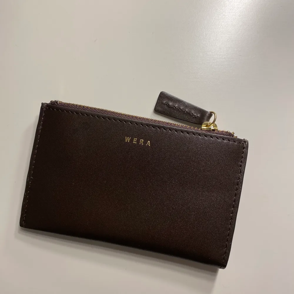 Oanvänd WERA plånblok, i brun färg med 4 olika kortfack och ett med dragkedja för antingen mynt, kontanter eller fler kort!. Övrigt.