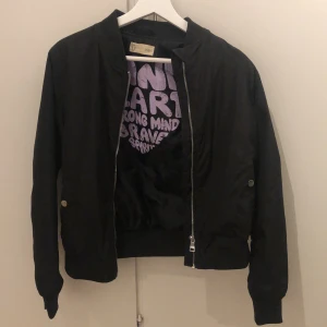 Bomberjacka storlek 158 - Svart bomberjacka från Kappahl tar 50kr🖤