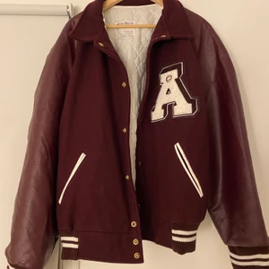 Varsity jacka  -  Säljer min vintage varsity jacka köpt second hand. I jättebra skick, som ny! Sitter snyggt och oversized. Köpt för 1200kr💖 budgivning sker i kommentarerna (högsta bud 950kr)
