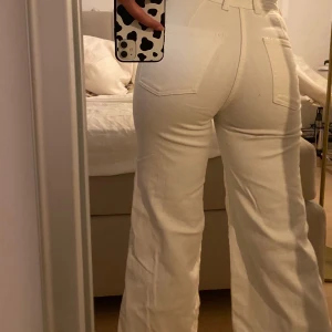 Vita denim - Vita high waisted jeans i ”kortare” modell. Jag är 155 och de går hela vägen ner till vid ankeln på mig
