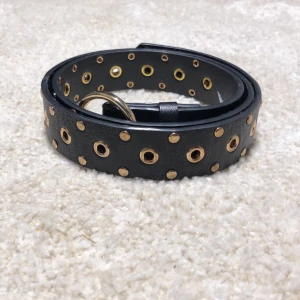 Gina Tricot skärp - Coolaste skärpet från Gina Tricot med gulddetaljer. 🎄🎅🎁I nyskick!