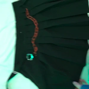 Svart tennis kjol  - Kjolen har en öppning som man typ knuter sen i midjan jätte fint att ha spetsiga cykelbyxor under. Från shein och den är ny men den var för kort för mig som är 170 cm. Frakt ingår inte