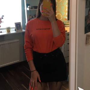 Långärmad orange tröja köpt på carlings. Superfin färg och så skön! Svart text på bröstet ”welcome to the club” Stl. S