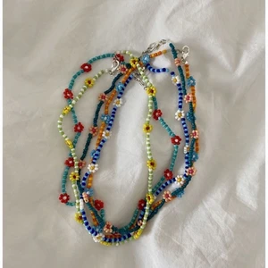 Armband/halsband/ringar - Vi tänkte även börja sälja liknande handgjorda smycket utifrån önskad design. Priset på de här beror på storlek och design, men mellan 15-100kr. Frakt kostar 11kr oavsett hur många du köper:)