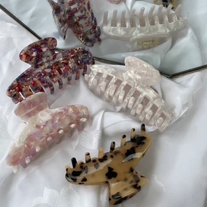 hårklämmor - snygga och trendiga hårklämmor som kommer i fyra olika designs💓 två lite större (79kr) och två mindre (69kr)! Frakt tillkommer på 15kr, skriv för mer bilder🦋🦋🦋 @florauf._