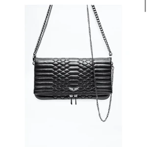 Zadig väska  - Säljer nu min sparsamt använda Zadig väska i super bra skick. Väskan är nästan som ny förutom den tjocka kedjan som är lite missfärgad som man kan se på andra bilden. Fråga om fler bilder vid intresse. Båda kedjorna finns med. Nypris 3600kr. Pris kan diskuteras💕💕