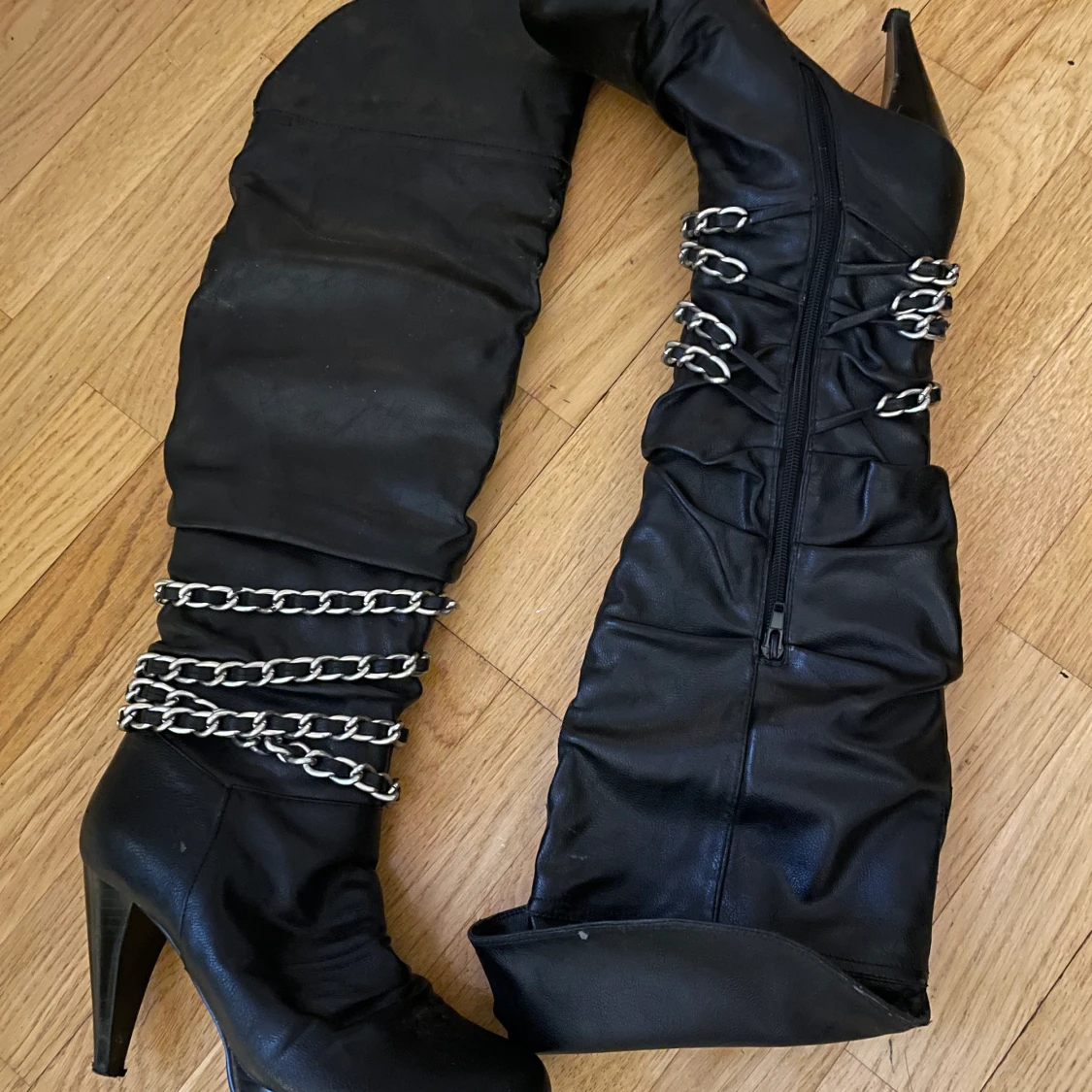 Höga knästövlar med silvrig kedja
