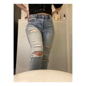 Jeans - Mom jeans med slitning, storlek 42 men sitter som en M.