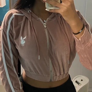 Playboy hoodie  - Rosa kort hoodie som maghoodie från Playboy 