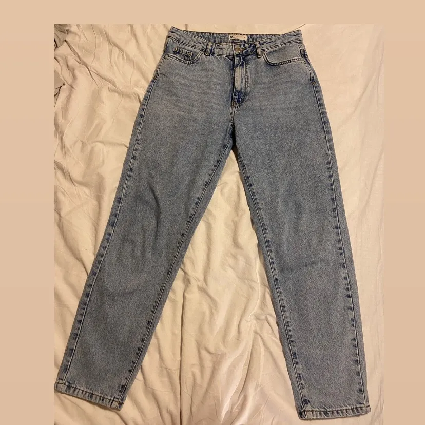 Dessa jeans är Gina tricots dagny mom jeans i storlek 38 och färgen lt blue. Dom är endast använda fåtal gånger och köptes i somras. Säljes pga att jag insåg att jag köpt en för stor storlek. Lite för långa på mig som är 1,58, men på en som är 1,60 eller mer kommer dem vara perfekta på! Passar folk med storlek 36 och 38 beroende på kroppsform. Pris är 150kr+59kr frakt . Jeans & Byxor.