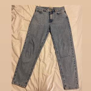 Dessa jeans är Gina tricots dagny mom jeans i storlek 38 och färgen lt blue. Dom är endast använda fåtal gånger och köptes i somras. Säljes pga att jag insåg att jag köpt en för stor storlek. Lite för långa på mig som är 1,58, men på en som är 1,60 eller mer kommer dem vara perfekta på! Passar folk med storlek 36 och 38 beroende på kroppsform. Pris är 150kr+59kr frakt 