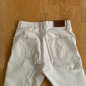 Beiga jeans - Beiga jeans från nakd i straight modell