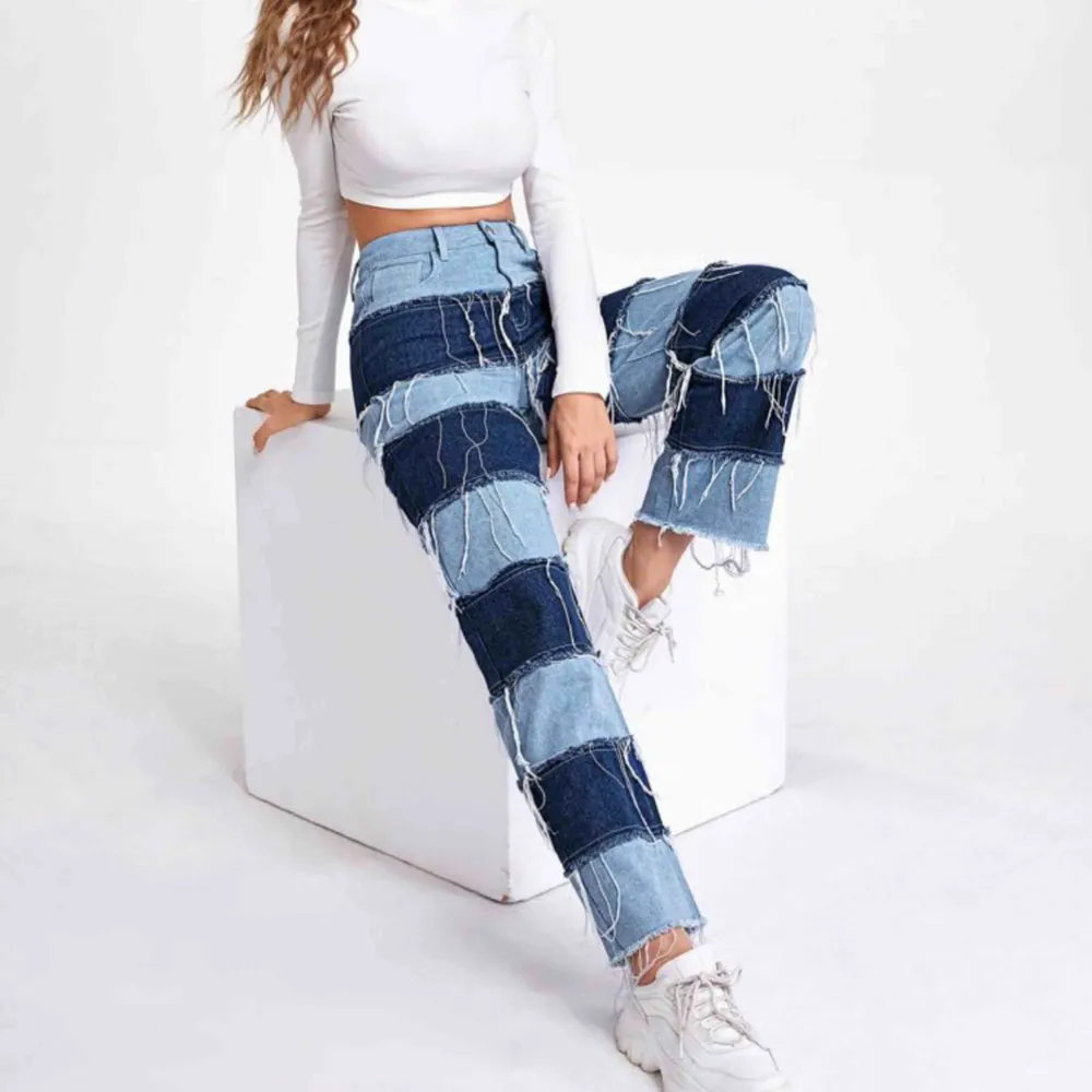 Randiga vida jeans från Shein, helt oanvända Kan ta egna bilder efter intresse. Jeans & Byxor.