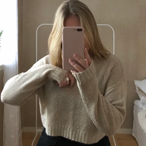 Stickad tröja  - Säljer en stickad tröja i fint skick och kort modell. 