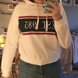 Hoodie - Vit hoodie med tryck. 80kr + frakt🥰