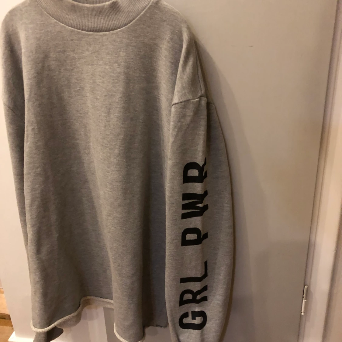 Grå sweatshirt med tryck, grl power