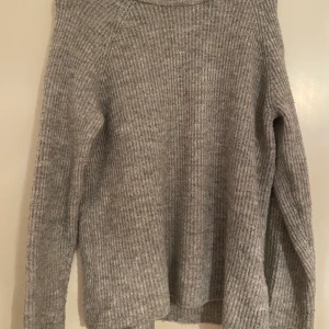Stickad grå tröja - Knappt använd