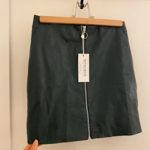 Rut & Circle Pu Zip Pocket Skirt strl XS - Helt oanvänd med prislapp kvar! 💚 Färgen heter ”Forest Green”, fodrad med äkta fickor framtill och försluts med silvrig dragkedja. 💚
