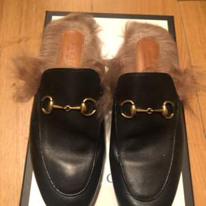Fint begagnade svarta skinn Gucci loafers stl 36,5. Inköpta på Gucci BirgerJarlsgatan förra året. Skolåda och dustbag medkommer. Använda endast ett fåtal ggr. 