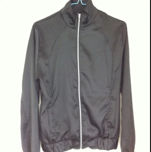 Svart, tunn jacka/tröja med dragkedja och fickor fram. Sidentyg. Fint skick.  - Svart, tunn jacka/tröja med dragkedja och fickor fram. Sidentyg. Fint skick. 