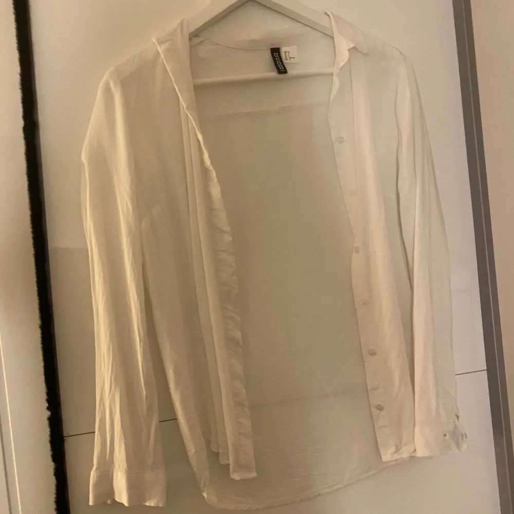 Säljer denna vita skjorta. Storlek 32 . Skjortor.