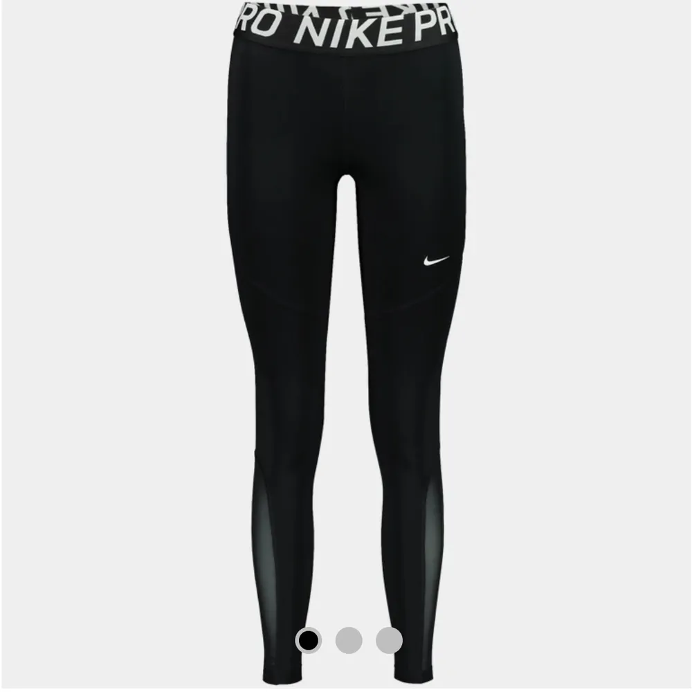 Väl använda men i fint skick. Nike märket är lite slitet men syns fortfarande, köpare står för frakt 😊. Jeans & Byxor.