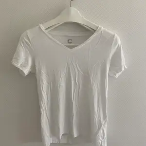 Vit basic t-shirt från Cubus:) Frakt: 45kr