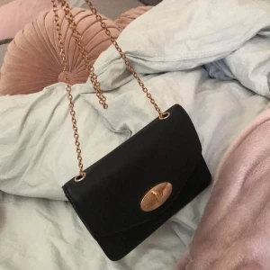 Väska - Säljer denna snygga väska ifrån glitter. Använd en sommar. 