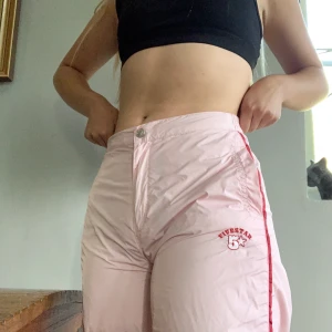 Söta ljusrosa joggers - 💗 sötaste rosa färgen som går att matcha med allt och skapa en cool sport outfiten, begagnade men inget sönder. Barn storlek men passar xs/s, cirka 25-27 i annan storlek. Frakt 44 kr eller mötas i sthlm/värmdö💗